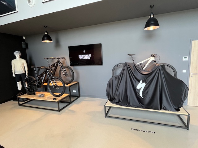 draps de reveal showroom vélo
